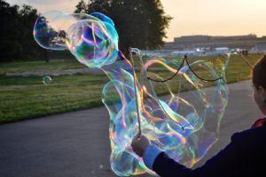 Pat macht schöne Seifenblasen auf dem Tempelhofer Feld