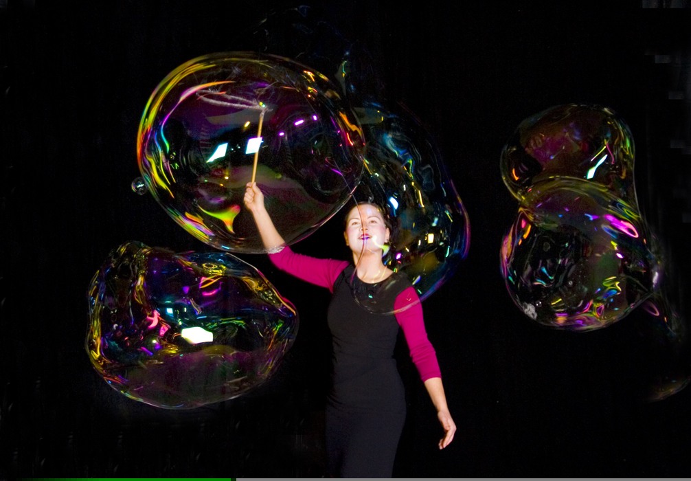 Pat macht die Bubble-Show in dem Einfachsten Theater der Welt