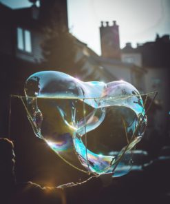 Antek macht Bubbles mit dem Alon auf der Straße